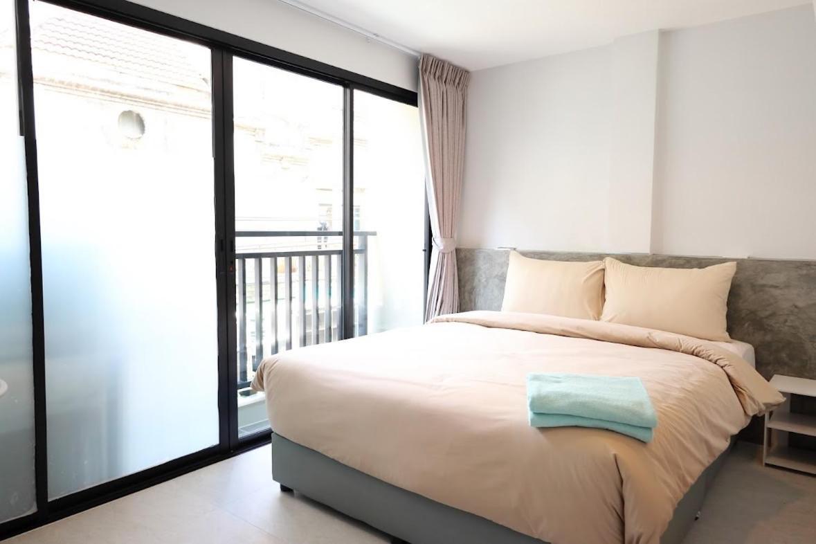 Y House Patong Hostel Luaran gambar