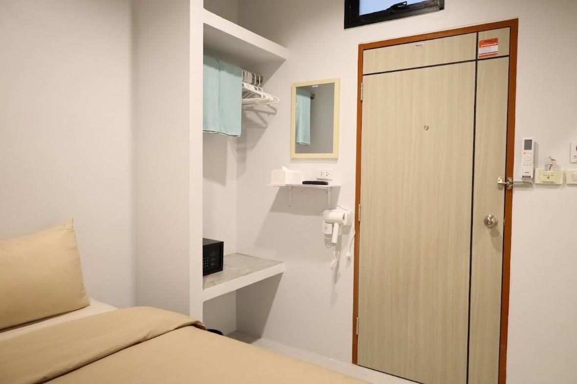 Y House Patong Hostel Luaran gambar