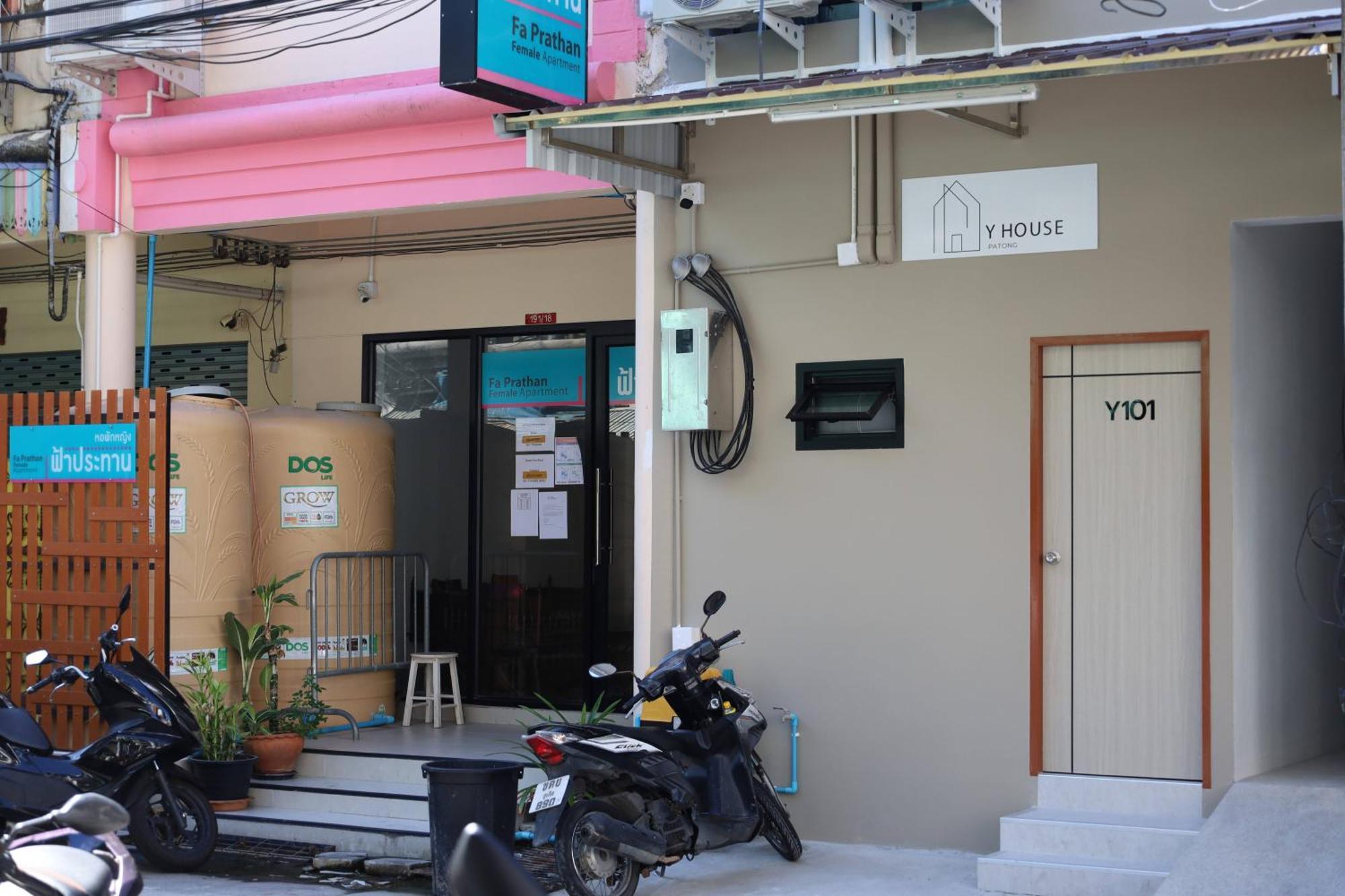 Y House Patong Hostel Luaran gambar