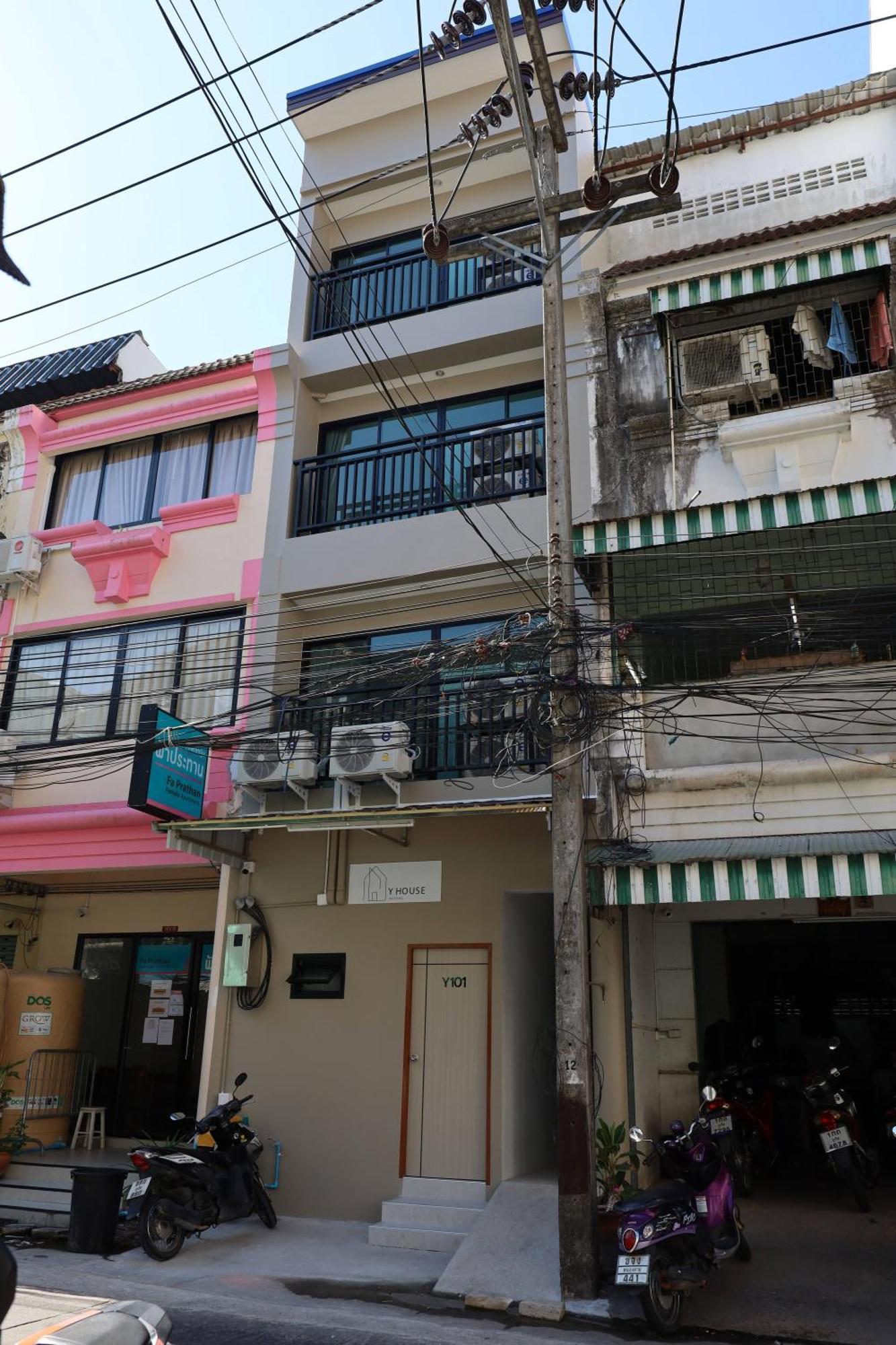 Y House Patong Hostel Luaran gambar
